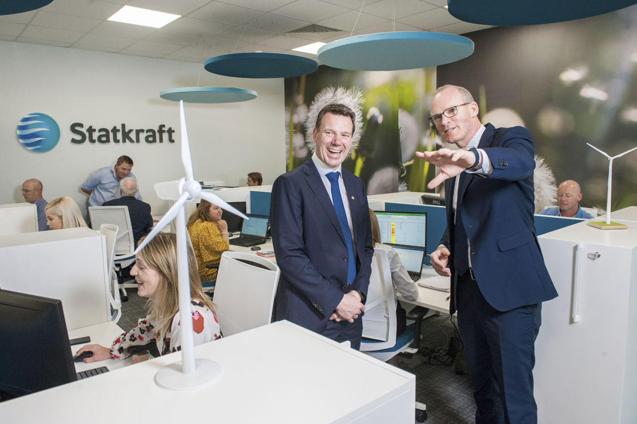 Minister for Foreign Affairs, Simon Coveney shares his vision of the Irish renewable sector with Statkraft Ireland Managing Director, Kevin O&rsquo;Donovan at company&rsquo;s Irish headquarters in Cork