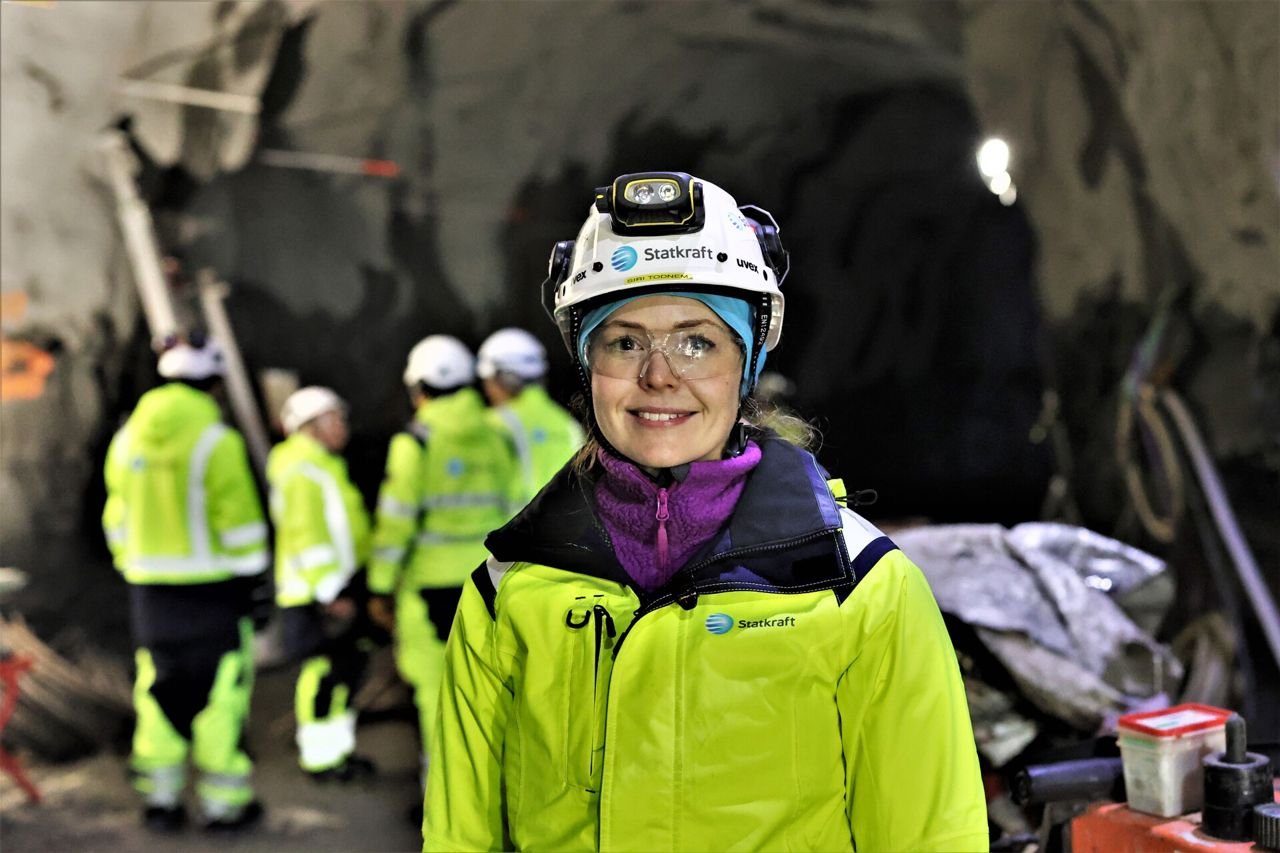 Statkraft colleague in PPE at hydro dam project site 