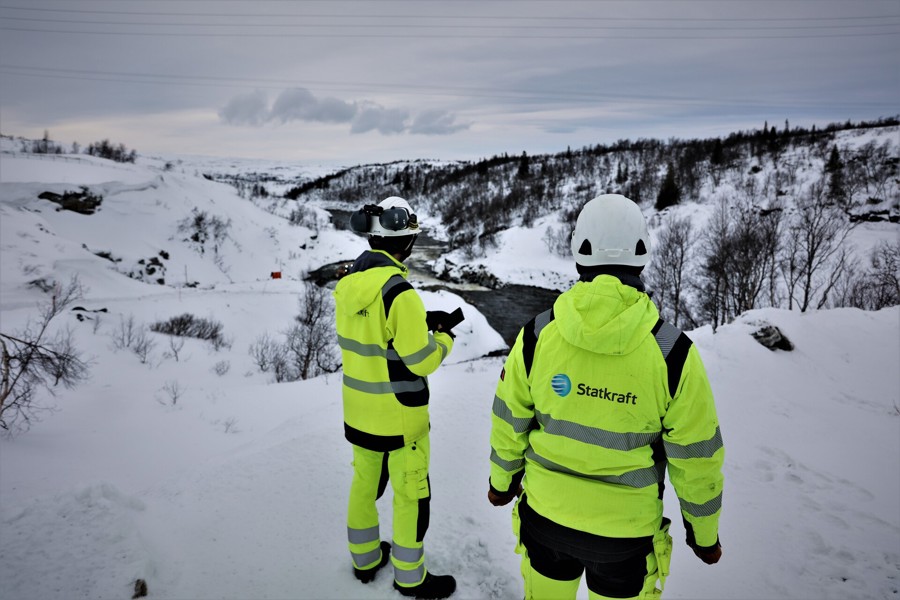 Two Statkraft colleagues in PPE on snowy mountain in Norway