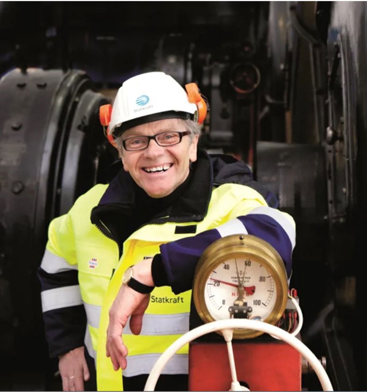 Smiling Statkraft employee with helmet